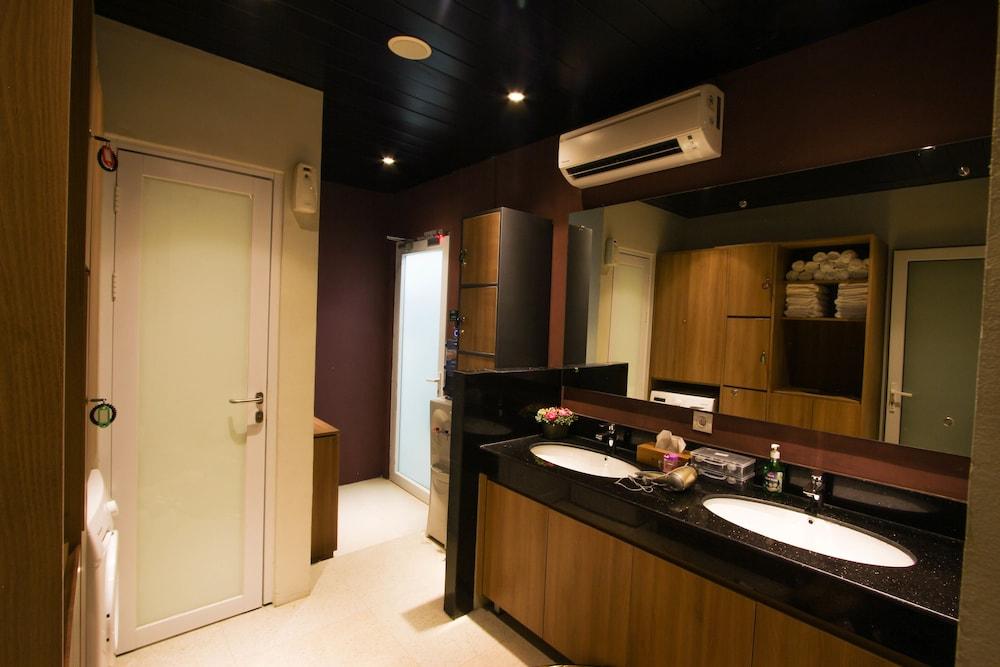 Kuretakeso Kemang Hotel Jakarta Exterior foto